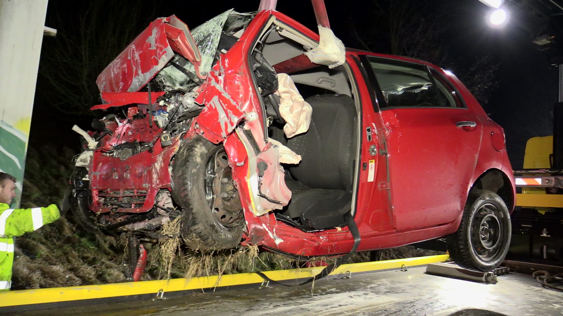 Die Front des Pkw ist vollkommen zerstört: Der Fahrer starb noch am Unfallort.
