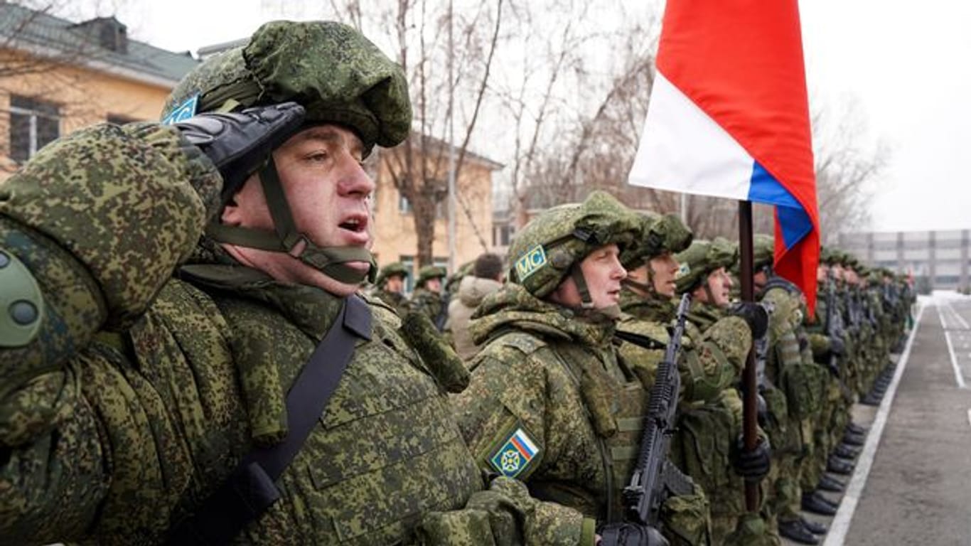 Russische Soldaten kurz vor dem Abzug in der kasachischen Stadt Almaty.