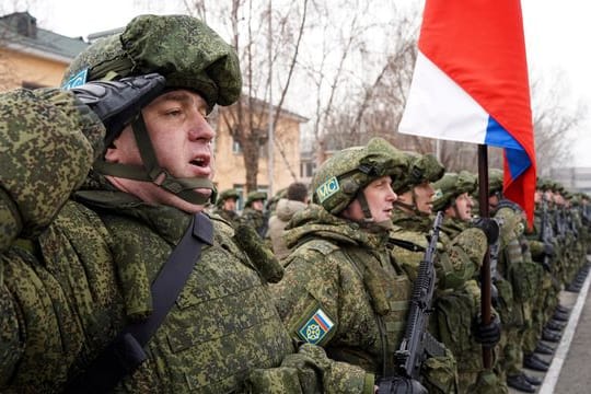 Russische Soldaten kurz vor dem Abzug in der kasachischen Stadt Almaty.