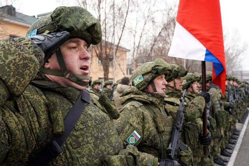 Russische Soldaten kurz vor dem Abzug in der kasachischen Stadt Almaty.