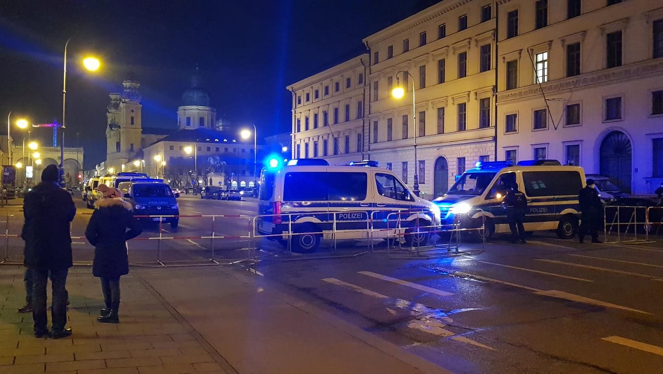 Polizeifahrzeuge stehen hinter eine Sperre: An vielen Stellen war am Mittwochabend kein Durchkommen.