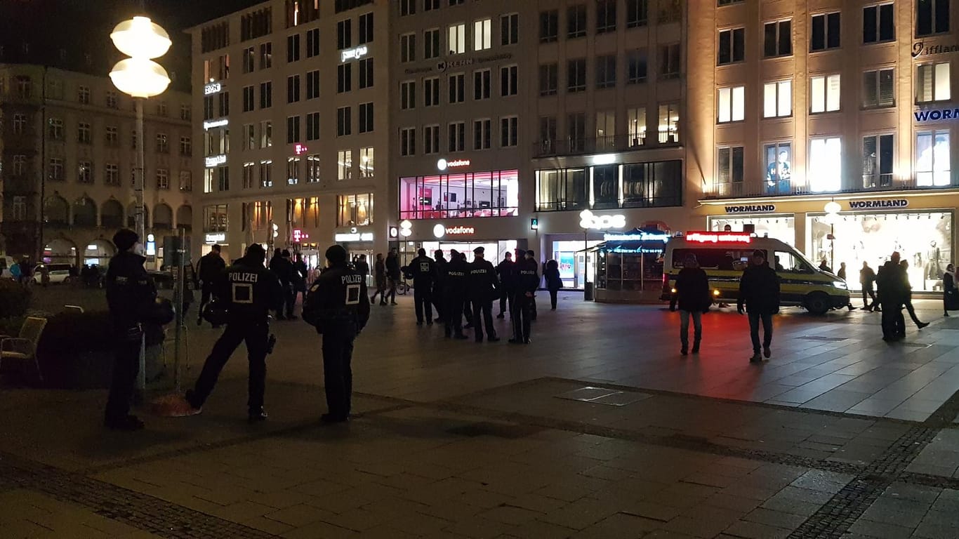 Zahlreiche Einsatzkräfte stehen am Odeonsplatz: In dieser Woche gab es keine Auscshreitungen wie zuletzt.