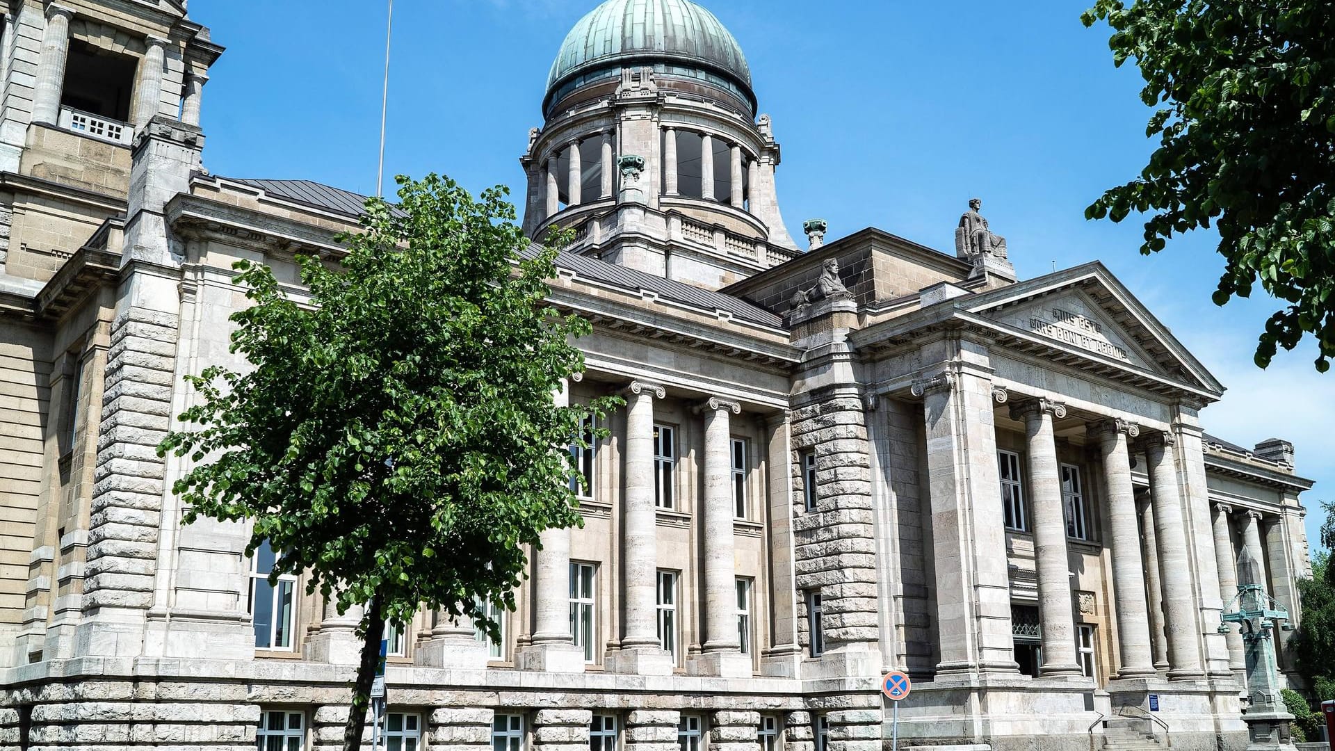Hanseatisches Oberlandesgericht (Archivbild): Bei einem Bombenangriff der Dschihadistenmiliz soll der Sohn der Angeklagten getötet worden sein. Hanseatisches Oberlandesgericht (Archivbild): Bei einem Bombenangriff der Dschihadistenmiliz soll der Sohn der Angeklagten getötet worden sein.