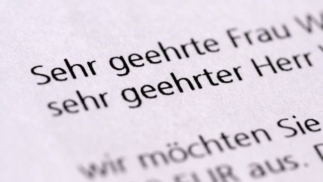 Hat die Grußformel "Sehr geehrte Frau, sehr geehrter Herr" ausgedient? Unternehmen, die auf gendersensible Sprache wertlegen, verwenden sie oft nicht mehr.