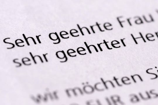 Hat die Grußformel "Sehr geehrte Frau, sehr geehrter Herr" ausgedient? Unternehmen, die auf gendersensible Sprache wertlegen, verwenden sie oft nicht mehr.