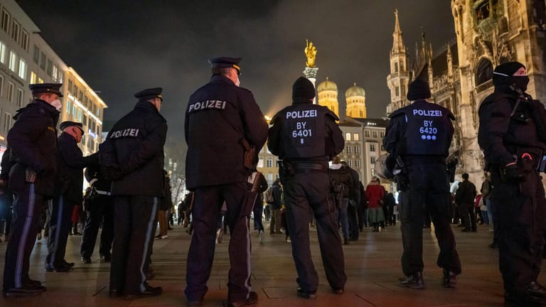 Polizisten stehen in der Innenstadt auf dem Marienplatz (Archivbild): Die Polizei war mit 1.000 Einsatzkräften vor Ort.