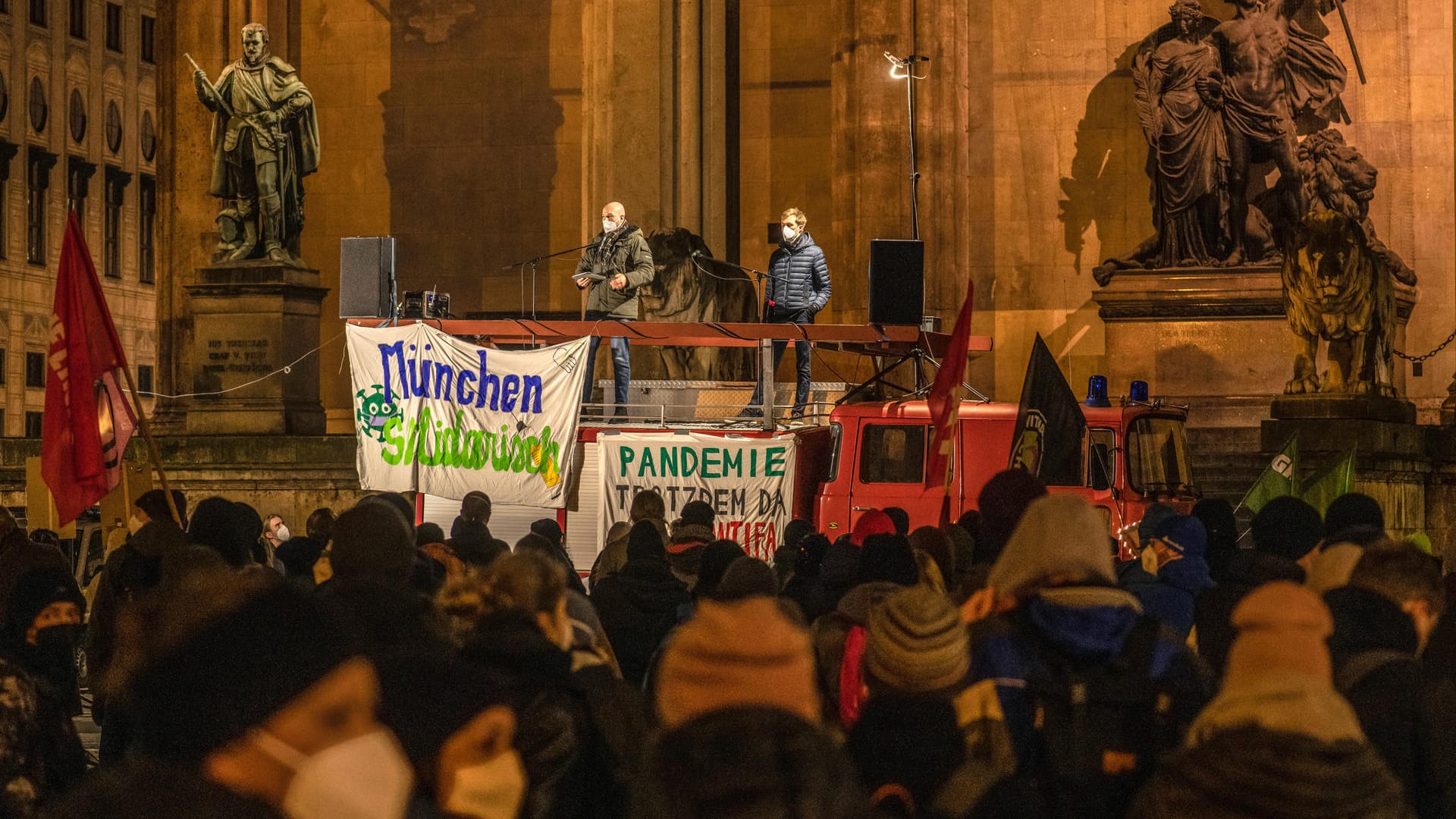 Gegendemonstration gegen Querdenken und für Impfung auf dem Odeonsplatz in München: Etwa 200 Menschen protestierten gegen die Veranstaltungen der Impfgegner.
