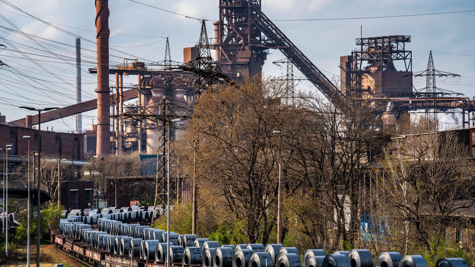 Güterwagons vor dem Thyssenkrupp-Werk Schwelgern (Symbolbild): BDI-Präsident Russwurm rechnet mit andauernden Lieferschwierigkeiten für die die Industrie. Duisburg-Marxl Güterwagons vor dem Thyssenkrupp-Werk Schwelgern (Symbolbild): BDI-Präsident Russwurm rechnet mit andauernden Lieferschwierigkeiten für die die Industrie. Duisburg-Marxl