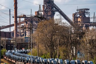 Güterwagons vor dem Thyssenkrupp-Werk Schwelgern (Symbolbild): BDI-Präsident Russwurm rechnet mit andauernden Lieferschwierigkeiten für die die Industrie. Duisburg-Marxl