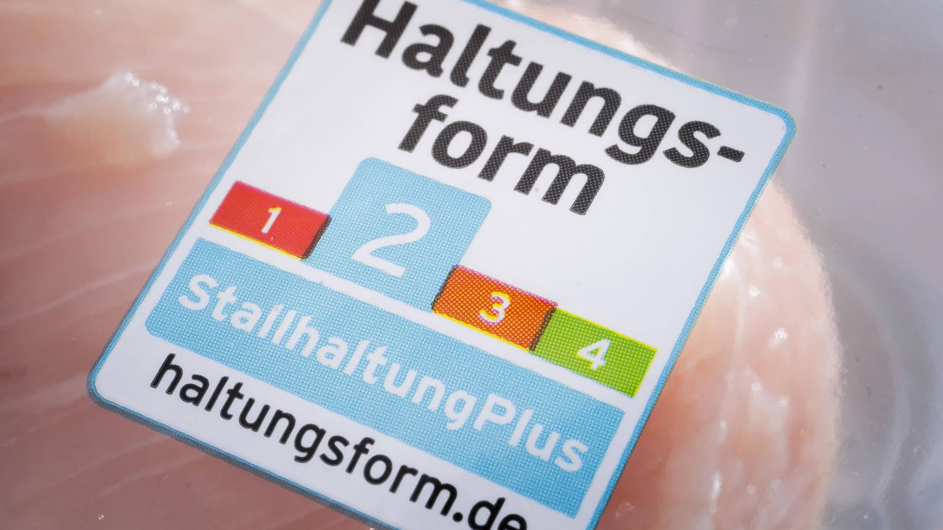 Tierwohllabel der Initiative Tierwohl auf der Verpackung von Fleisch: Das Tierwohllabel soll Verbrauchern Hinweise zur Art der Nutztierhaltung geben.