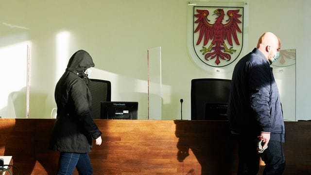 Die wegen Mordes Angeklagte (l) im Gericht.
