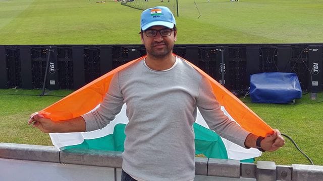 Kovid Kapoor mit indischer Flagge.