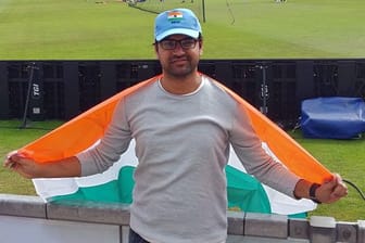 Kovid Kapoor mit indischer Flagge.