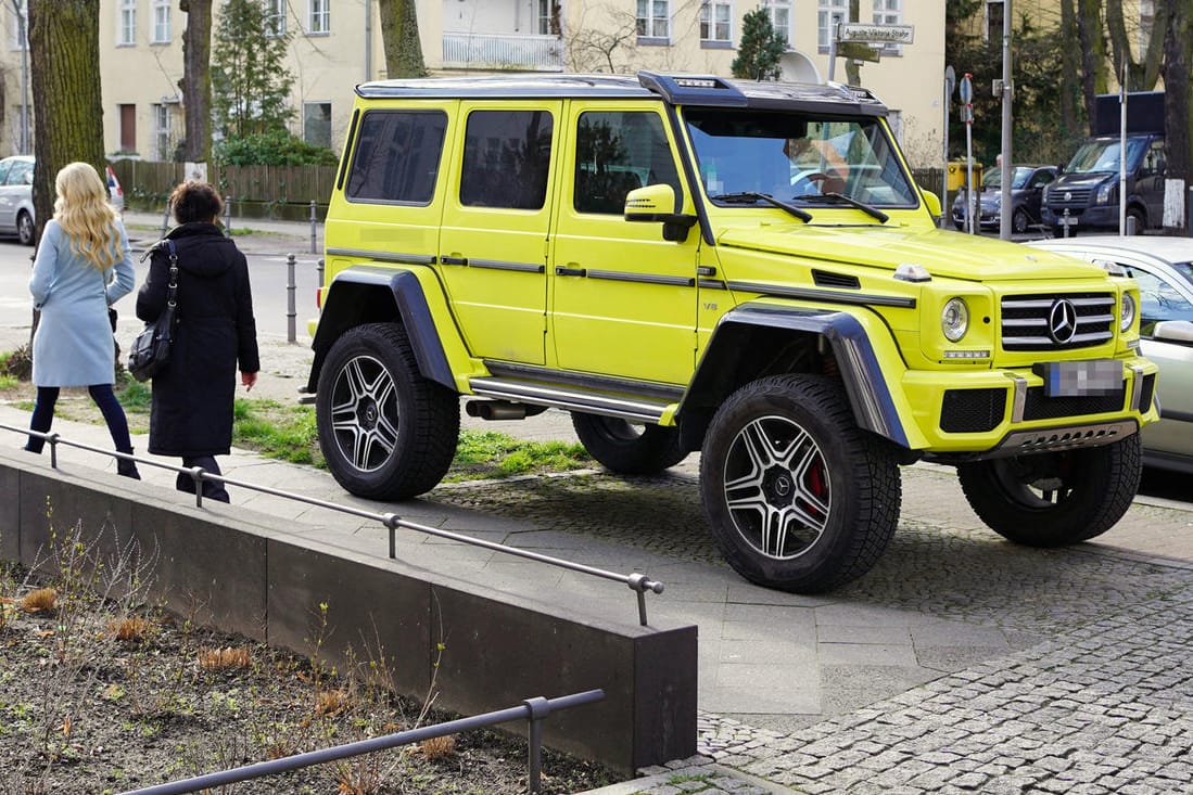 Große Freiheit: SUV bedeutet, auch abseits der Straßen fahren zu können. Und manchmal auch zu parken. Bilder wie dieses haben viele Kritiker im Kopf, wenn sie an die großen Offroader denken.