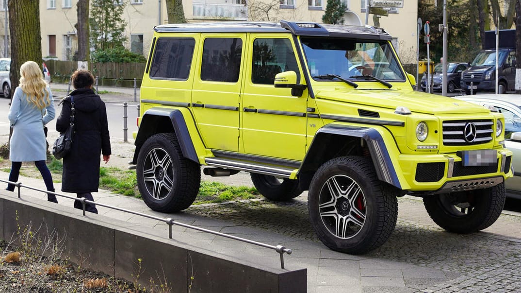 Große Freiheit: SUV bedeutet, auch abseits der Straßen fahren zu können. Und manchmal auch zu parken. Bilder wie dieses haben viele Kritiker im Kopf, wenn sie an die großen Offroader denken.