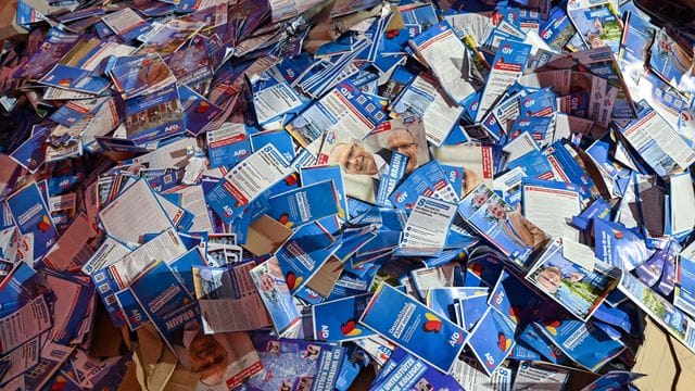 Mehrere Tonnen AfD-Flyer aus dem Bundeswahlkampf wurden von einem Künstlerkollektiv im vergangenen Jahr geschreddert. Mehrere Tonnen AfD-Flyer aus dem Bundeswahlkampf wurden von einem Künstlerkollektiv im vergangenen Jahr geschreddert.