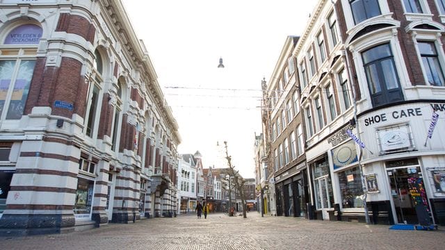 Eine leere Einkaufsstraße in Haarlem.