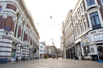 Eine leere Einkaufsstraße in Haarlem.