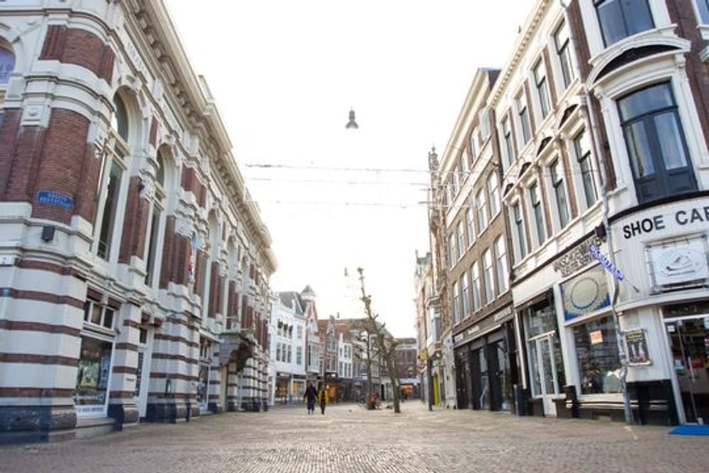 Eine leere Einkaufsstraße in Haarlem.