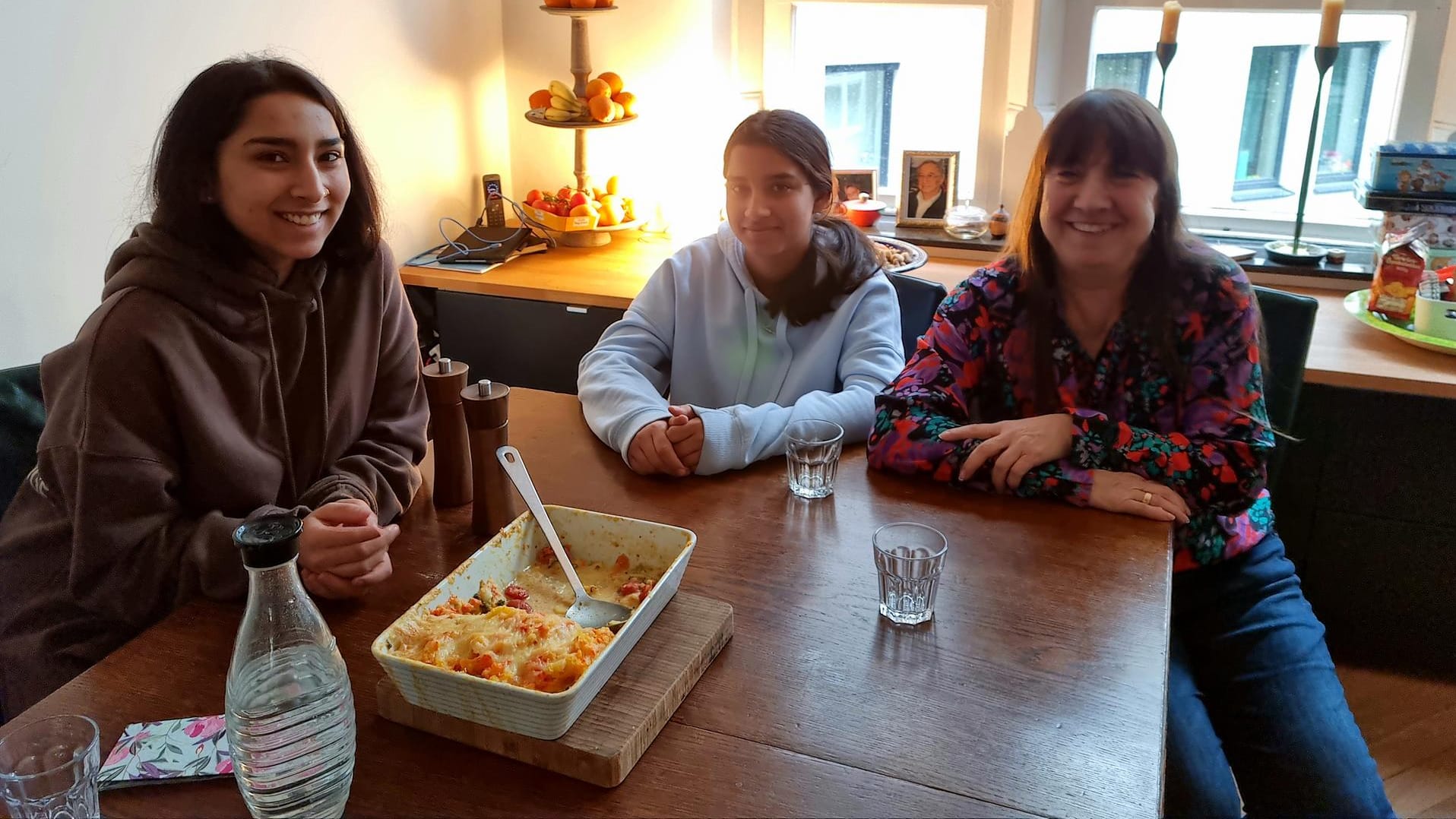 Barbara Süsterhenn (r) mit den beiden Schwestern Semran und Melek: Neben dem Lernen stehen auch immer wieder gemeinsame Ausflüge auf dem Programm.