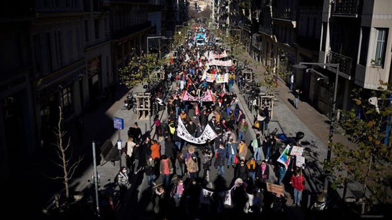 Schüler und Lehrer demonstrieren in Marseille.
