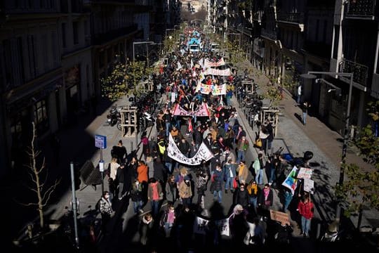 Schüler und Lehrer demonstrieren in Marseille.