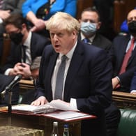 Boris Johnson spricht im britischen Unterhaus: Der Premierminister muss eine Reise aufgrund eines Corona-Falls in der Familie absagen.