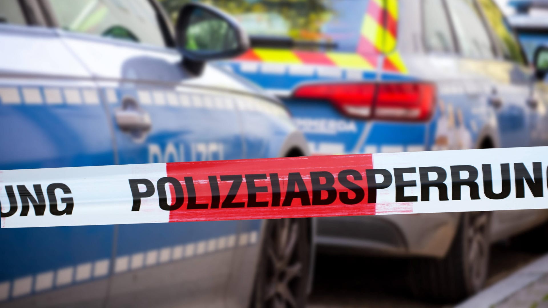 Polizeiabsperrung vor Einsatzfahrzeugen (Symbolbild): Die Frau wurde am Montag tot in ihrer Wohnung entdeckt. Polizeiabsperrung vor Einsatzfahrzeugen (Symbolbild): Die Frau wurde am Montag tot in ihrer Wohnung entdeckt.