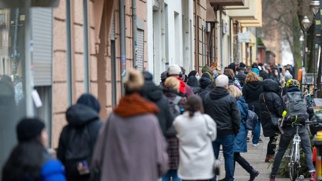 Coronavirus - Schlangen vor Testzentrum