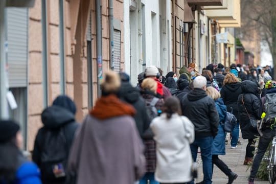 Coronavirus - Schlangen vor Testzentrum