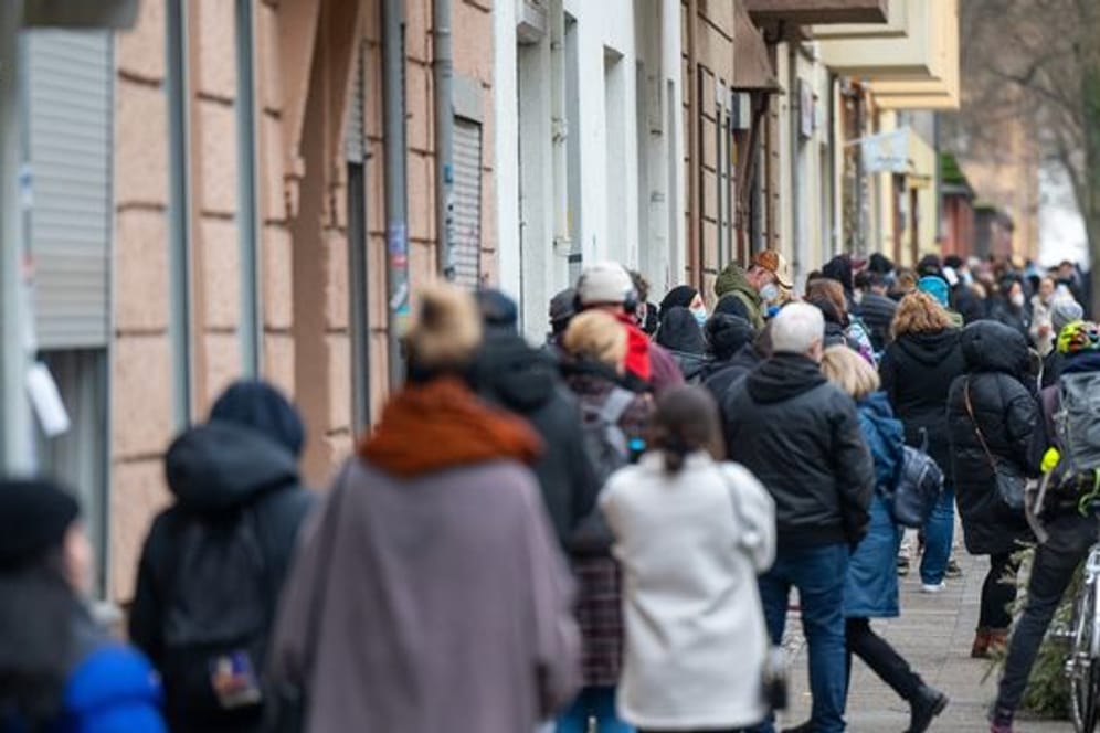 Coronavirus - Schlangen vor Testzentrum