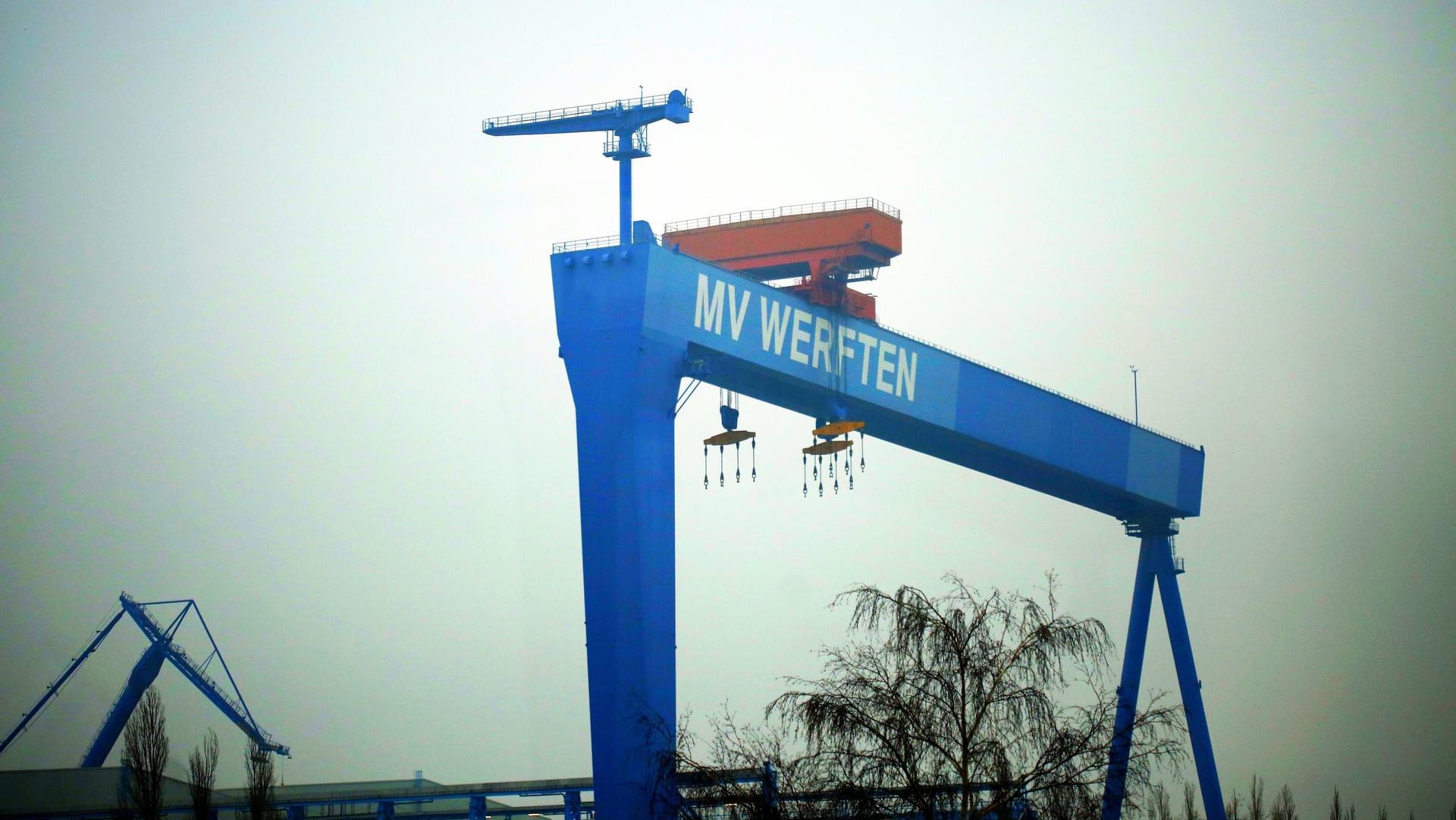 Ein Kran am Warnemünder Standort der MV Werften (Symbolbild): Der Insolvenzverwalter will mit dem Mutterkonzern über den Erhalt der Jobs in Mecklenburg-Vorpommern sprechen.