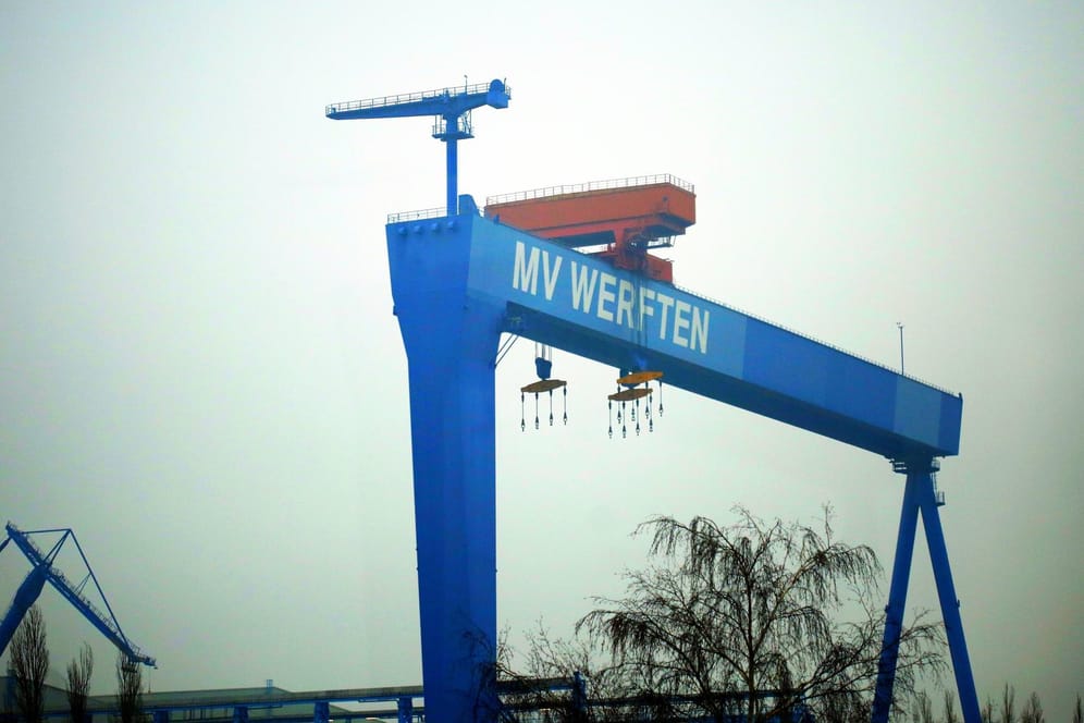 Ein Kran am Warnemünder Standort der MV Werften (Symbolbild): Der Insolvenzverwalter will mit dem Mutterkonzern über den Erhalt der Jobs in Mecklenburg-Vorpommern sprechen.