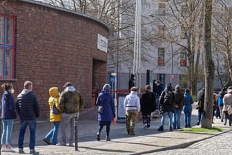 Zahlreiche Menschen stehen vor einem Berliner Testzentrum an (Archivbild): Seit Tagen schießen die Corona-Zahlen in der Hauptstadt in die Höhe.
