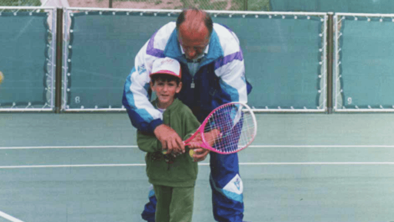 Der vierjährige Novak Djokovic bei seinen ersten Schritten auf dem Tenniscourt.