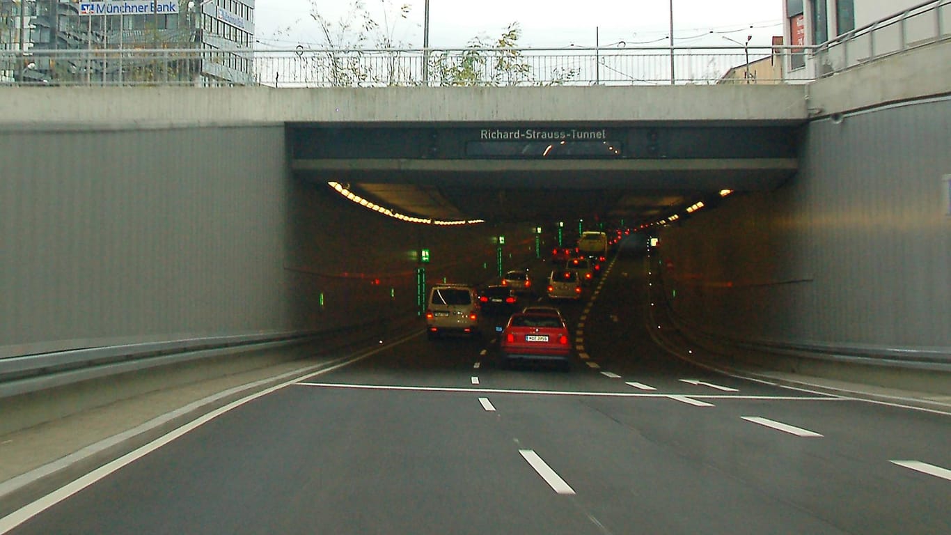 Richard-Strauß-Tunnel in München (Archivbild): Der Fahrer stürzte mit seinem Wagen von der Brücke.