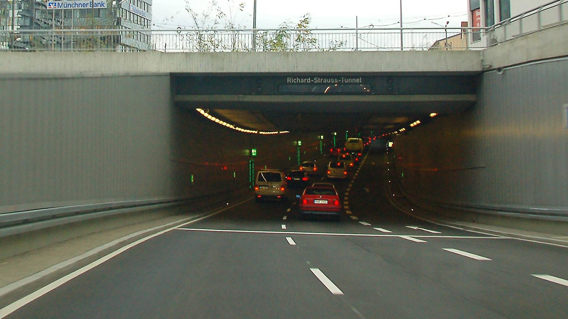 Richard-Strauß-Tunnel in München (Archivbild): Der Fahrer stürzte mit seinem Wagen von der Brücke. Richard-Strauß-Tunnel in München (Archivbild): Der Fahrer stürzte mit seinem Wagen von der Brücke.