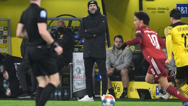 BVB-Trainer Marco Rose (M) hofft auf Rückkehr des pausierenden Schiedrichters Felix Zwayer (l). BVB-Trainer Marco Rose (M) hofft auf Rückkehr des pausierenden Schiedrichters Felix Zwayer (l).