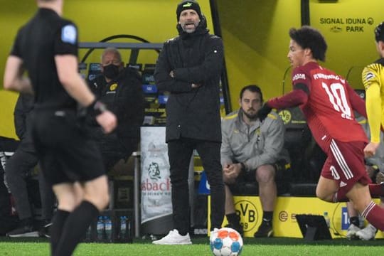 BVB-Trainer Marco Rose (M) hofft auf Rückkehr des pausierenden Schiedrichters Felix Zwayer (l).