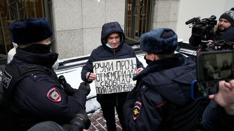 Ein Demonstrant im Beisein der Polizei, der Mitte Dezember in Moskau gegen die gerichtliche Verfügung protestiert.