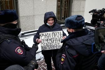 Ein Demonstrant im Beisein der Polizei, der Mitte Dezember in Moskau gegen die gerichtliche Verfügung protestiert.