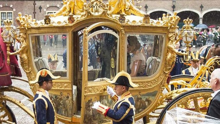 König Willem-Alexander und Königin Máxima kommen in der Goldenen Kutsche bei der traditionellen Parlamentseröffenung an (2015).