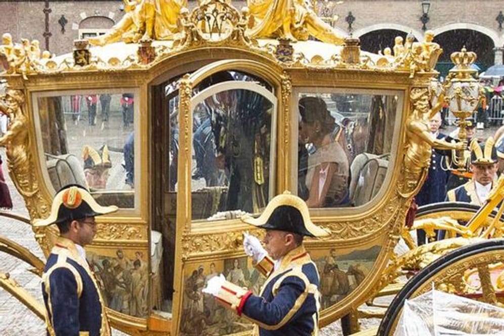 König Willem-Alexander und Königin Máxima kommen in der Goldenen Kutsche bei der traditionellen Parlamentseröffenung an (2015).