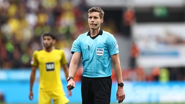 Unter den besten Schiedsrichtern Europas: Siebert steigt in UEFA-Elitekategorie auf. Unter den besten Schiedsrichtern Europas: Siebert steigt in UEFA-Elitekategorie auf.