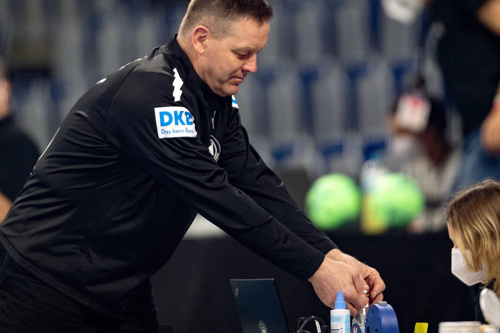 Teil der neuen Normalität: DHB-Bundestrainer Alfred Gislason desinfiziert sich während des Länderspiels gegen die Schweiz die Hände.