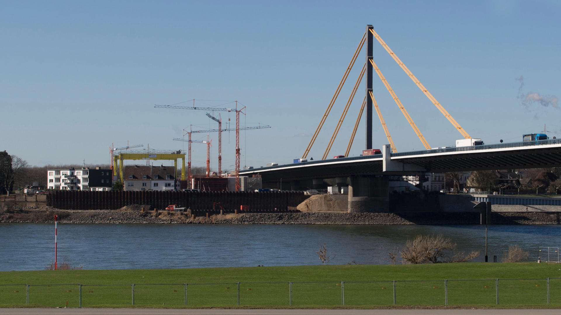 Der Rhein bei Duisburg-Neuenkamp (Symbolbild): Hier wurde Anfang Dezember eine tote Frau gefunden. Der Rhein bei Duisburg-Neuenkamp (Symbolbild): Hier wurde Anfang Dezember eine tote Frau gefunden.