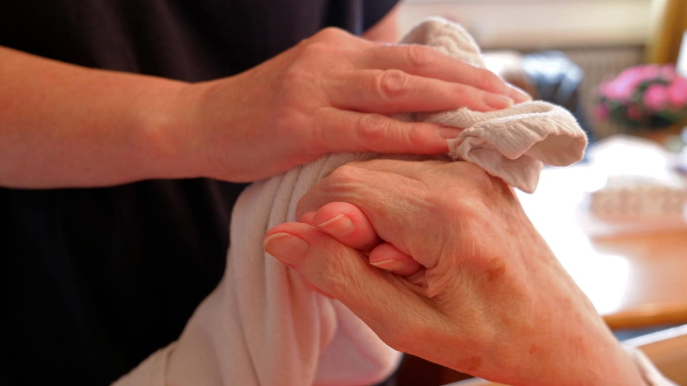 Eine Pflegerin wäscht eine Hand: Knapp 40 Prozent erwägen laut einer Studie, aus ihrem Beruf auszusteigen.