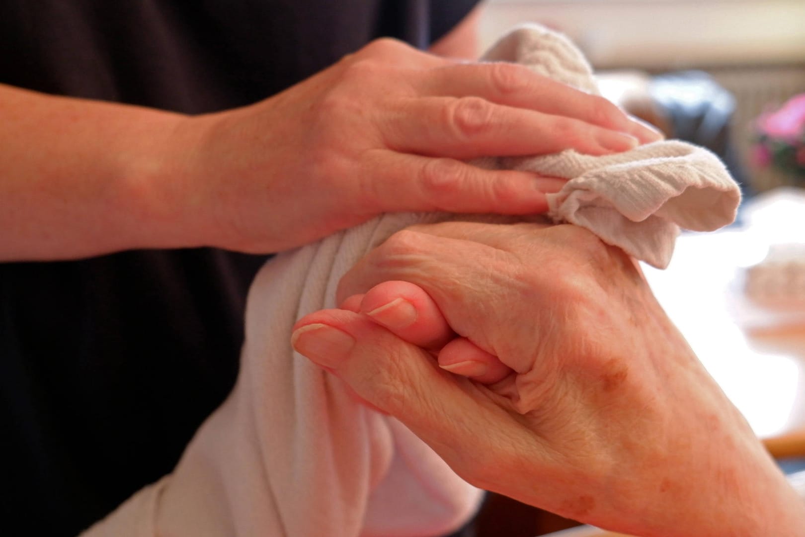 Eine Pflegerin wäscht eine Hand: Knapp 40 Prozent erwägen laut einer Studie, aus ihrem Beruf auszusteigen.