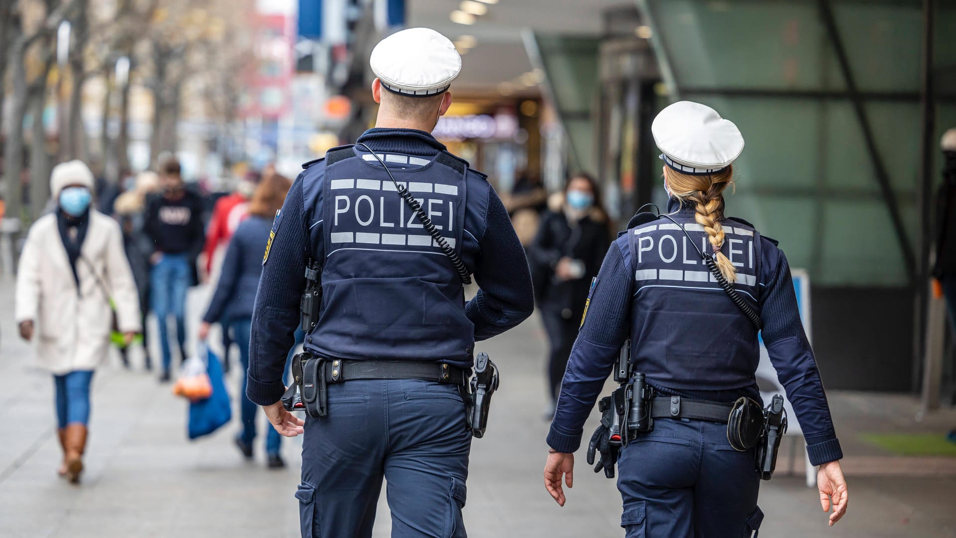 Polizeistreife in Baden-Württemberg (Symbolbild): Die Opposition geht davon aus, dass es sich bei den Fällen nur um die Spitze des Eisbergs handelt. Polizeistreife in Baden-Württemberg (Symbolbild): Die Opposition geht davon aus, dass es sich bei den Fällen nur um die Spitze des Eisbergs handelt.