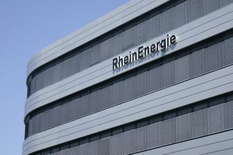Gebäude der Rheinenergie in Köln (Archivbild): Drei Energieversorger mahnte die Verbraucherzentrale NRW ab.